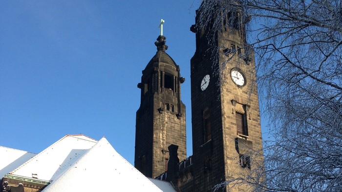 Gebäude mit Uhrturm und Schnee auf dem Dach