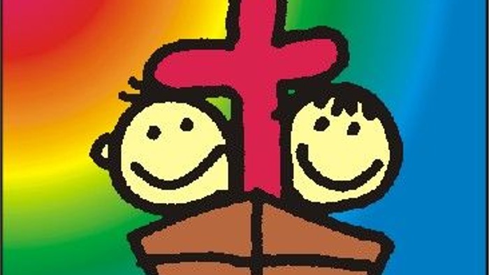 Zwei Kinder halten ein Kreuz in einem Boot, mit farbenfrohem Hintergrund und deutschem Text darunter.