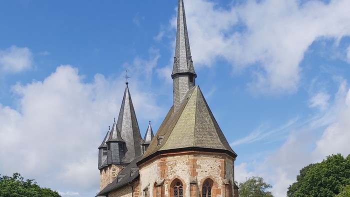 Kirche mit zwei Türmen und Friedhof davor
