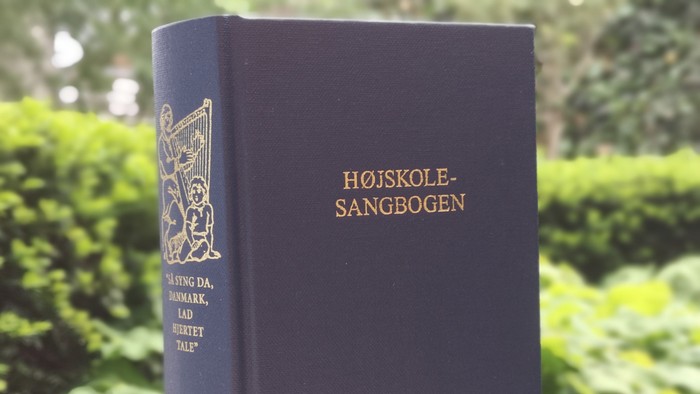 En marineblå bog med titlen
