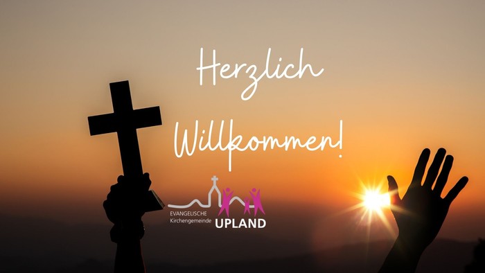 Einladende Szene mit erhobenem Kreuz und Hand bei Sonnenuntergang, mit der Aufschrift „Herzlich Willkommen!“ und dem Logo der Upland-Kirche.