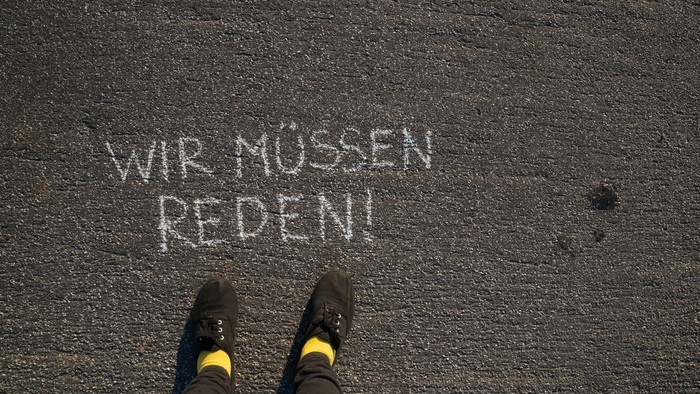 Person steht vor der Aufschrift