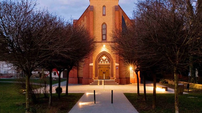 Kirchvorplatz Steinheimer Kirche