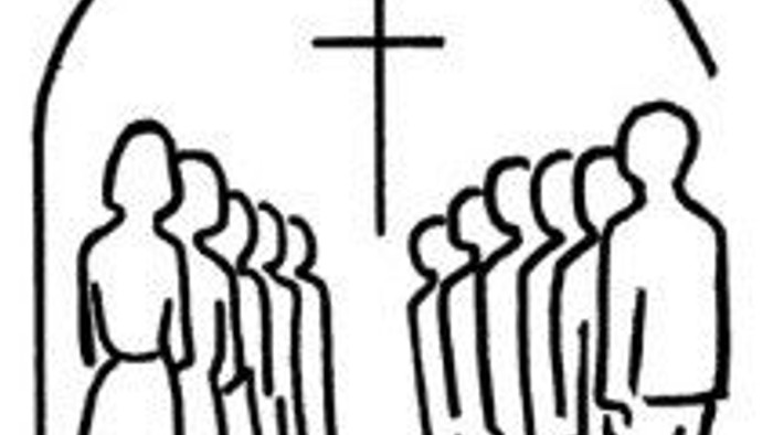 En gruppe mennesker står i en kreds i en kirke.