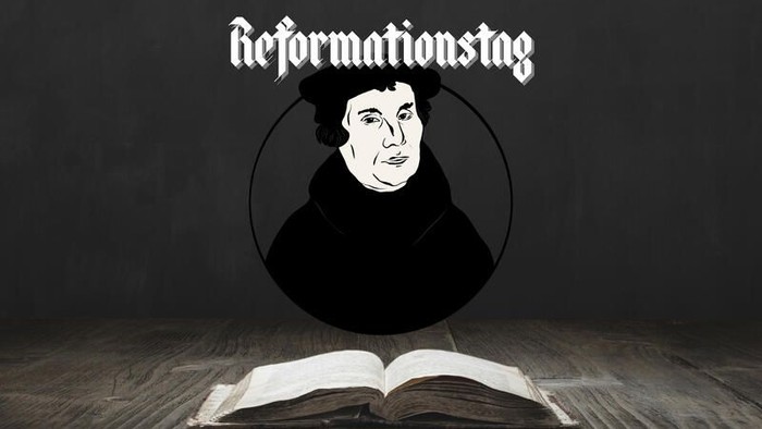 Ein offenes Buch mit einer Silhouette von Martin Luther und dem Text „Reformationstag“ darüber.