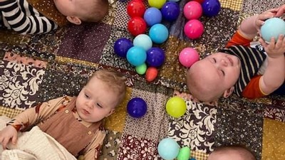 Børn spiller med boller på bodedeleg.