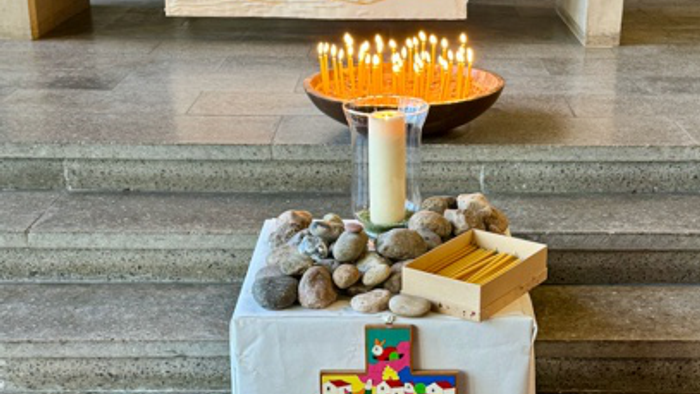 Weihrauchdekoration mit Kerzen und Kreuz in Kirche