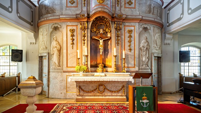 Kirchenaltar mit religiösen Statuen und Verzierungen