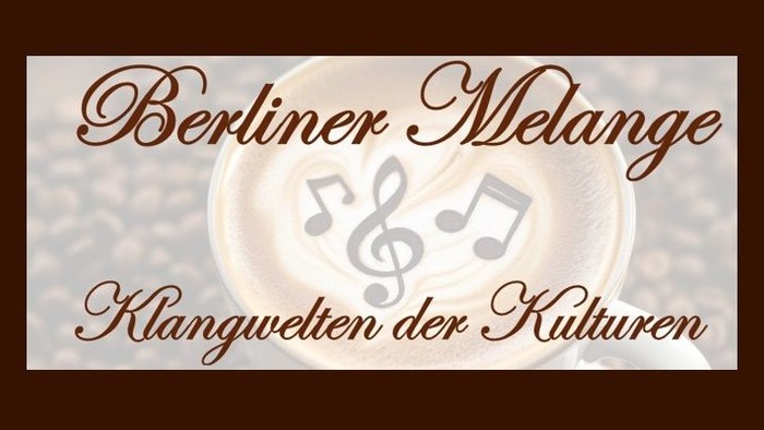 Eine gefüllte Kaffeetasse steht auf Kaffeebohnen. Im Schaum sind Noten zu sehen. Als Bildüberschrift ist auf dem Bild aufgelegt: Berliner Melange - Klangwelten der Kulturen