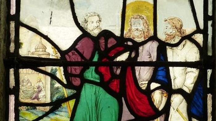 Buntes Kirchenfenster mit drei Personen