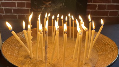 Mehrere brennende Kerzen in einer Schale