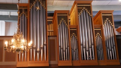 Große Kirchenorgel mit verzierten Pfeifen und Kronleuchter