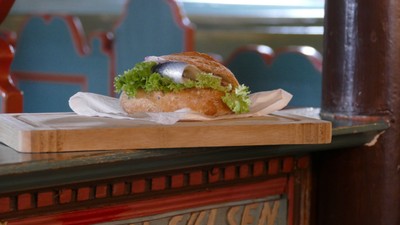 Ein Sandwich auf einem Buch, das auf einem Regal liegt