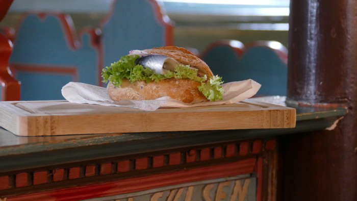 Ein Sandwich auf einem Buch, das auf einem Regal liegt