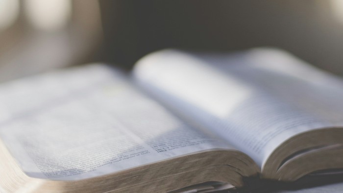 Offenes Buch auf Tisch in hellem Raum