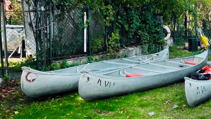 Foto von drei Kanus auf einer Wiese