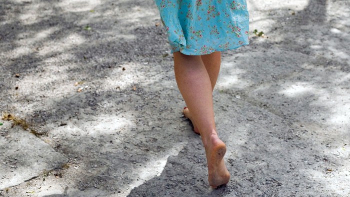 Frau, Barfuss, Schuh in der Hand