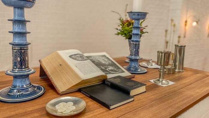 Bog, blomster og dekorationer på bord