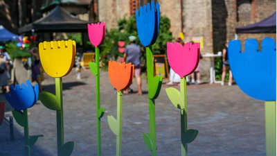 Bunte stilisierte Blumen , im Hintergrund St. Marien