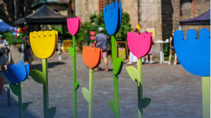 Bunte stilisierte Blumen , im Hintergrund St. Marien