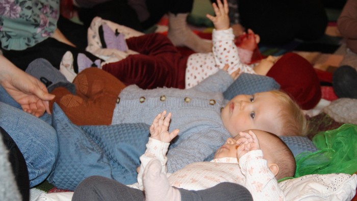 babyer ligger på række og spræller med arme og ben