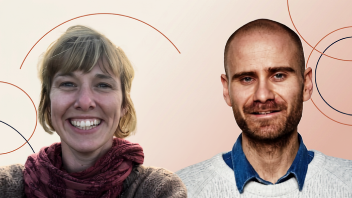 To personer smiler, iført hyggelige trøjer og tørklæder mod en ferskenfarvet baggrund med cirkulære mønstre.