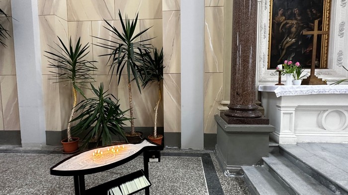 angezündete Kerzen im Altarbereich der Schlosskirche zu Putbus