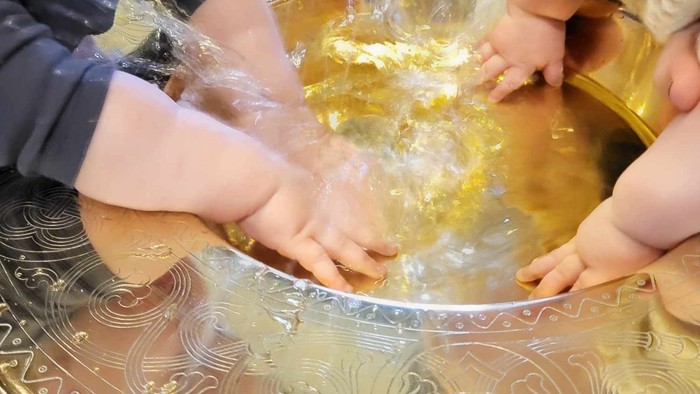 To børn spiser fra en stor gylden skål