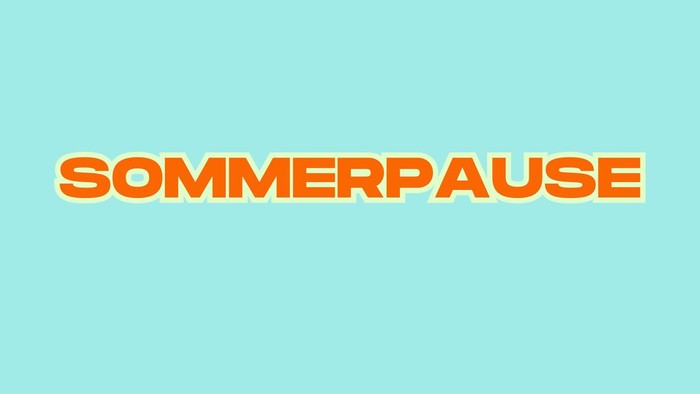 Heller oranger Text „SOMMERPAUSE“ auf einem hellen türkisfarbenen Hintergrund.