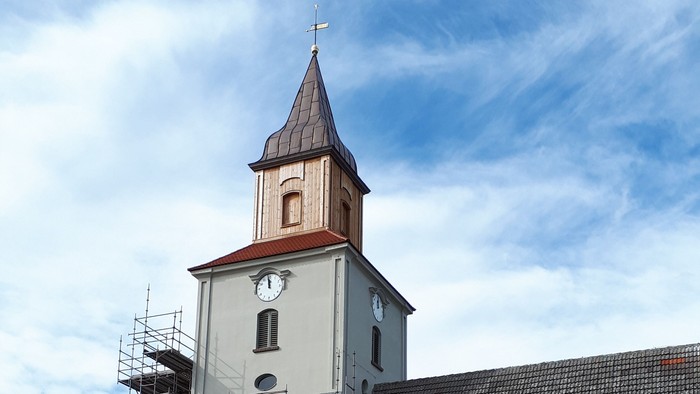Historische Steinkirche wird renoviert, Gerüst am Glockenturm.
