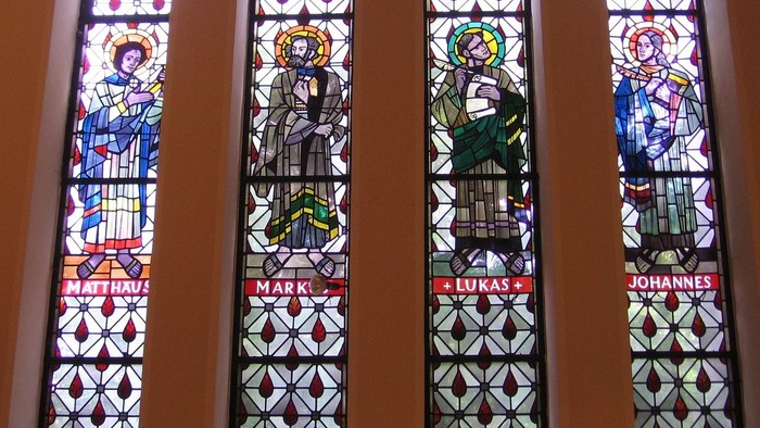 Bild Kirchenfenster mit den vier Evangelisten