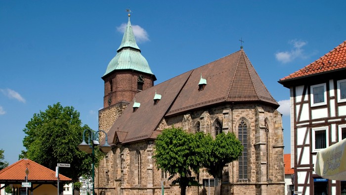 Außenansicht der evangelischen Stadtkirche St. Georg in Immenhausen. 