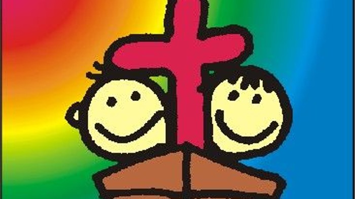 Zwei Kinder halten ein Kreuz in einem Boot, mit farbenfrohem Hintergrund und deutschem Text darunter.