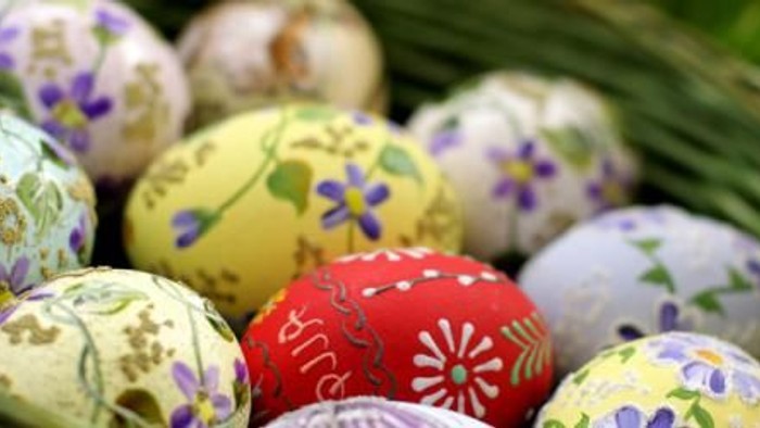 Bunter Strauß bunt bemalter Ostereier in einem Korb