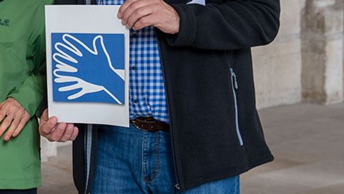 Ein freundliches Paar vor dem Eingang zum Paulsdum. Er hält das Bild für Gebärdensprache.