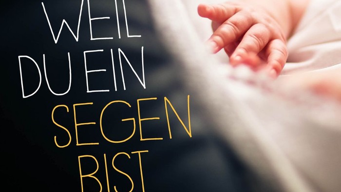 Ein zärtliches Nahaufnahme einer Neugeborenenhand mit herzerwärmendem deutschen Text, der den Segen feiert.
