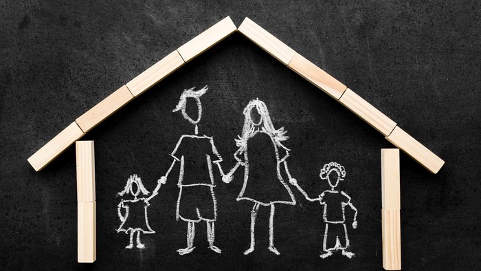 Kreidezeichnung Eltern mit Kindern im Bauklötze-Haus