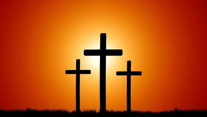 Drei Kreuze vor Abendhimmel