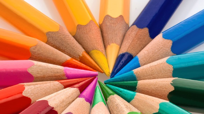 Bunte Bleistifte in einem Fächer angeordnet