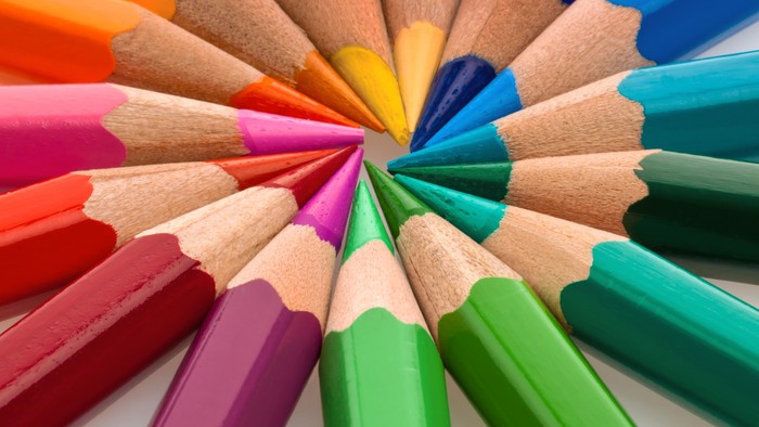 Bunte Bleistifte in einem Fächer angeordnet