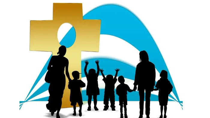 Familie unter goldenem Kreuz und blauem Bogen