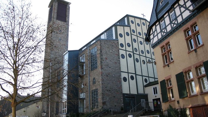 Katholische Kirche in Dillenburg seitliche Ansicht.