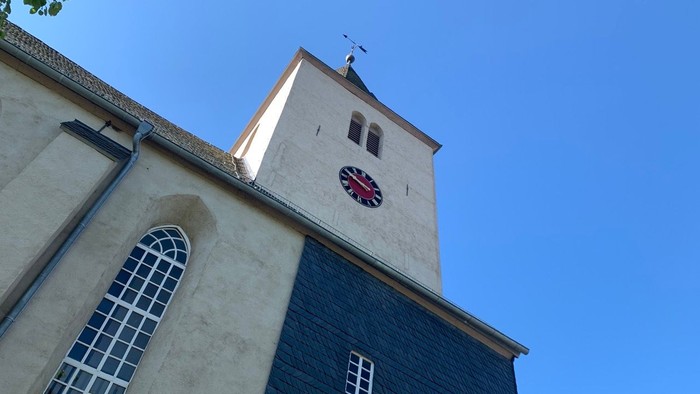 Ev. Stadtkirche (Turm) bei blauem Himmel. Ansicht von unten