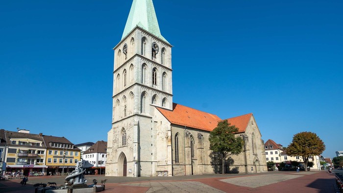 Große Kirche mit hohem Kirchturm am Marktplatz.