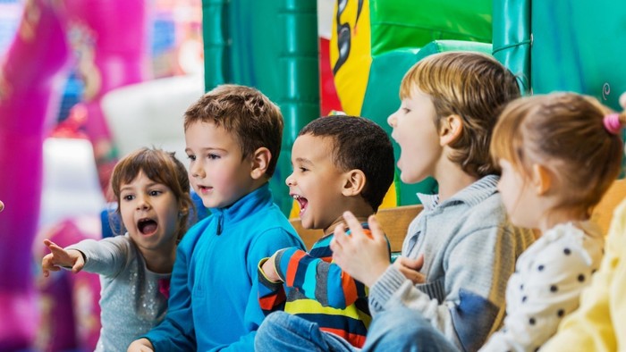 Kinder im Vorschulalter, die singen und klatschen