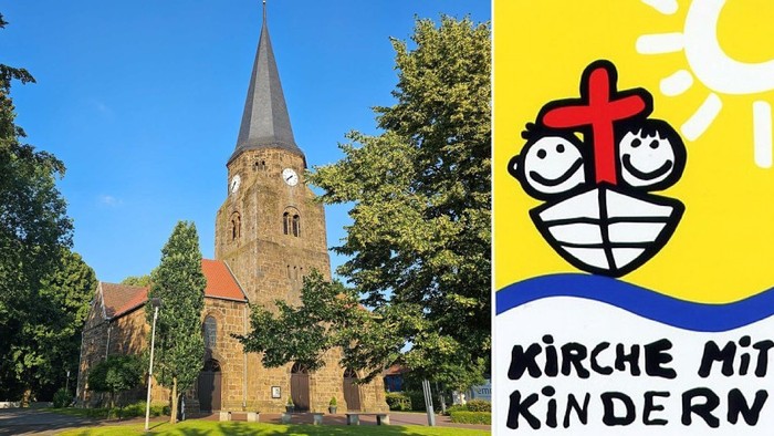 Eine Kirche mit einem hohen Kirchturm, umgeben von Bäumen und einem fröhlichen „Kirche mit Kindern“-Logo.
