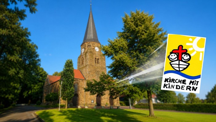 Eine Kirche mit einem hohen Kirchturm und einem bunten Schild, das für „Kirche mit Kindern“ wirbt.