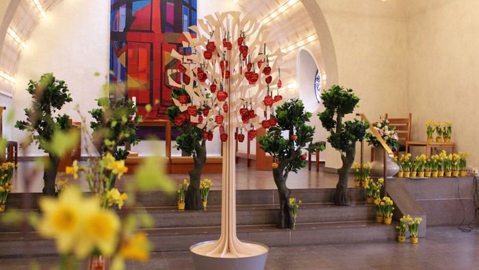 Inden i kirke med blomster og træ