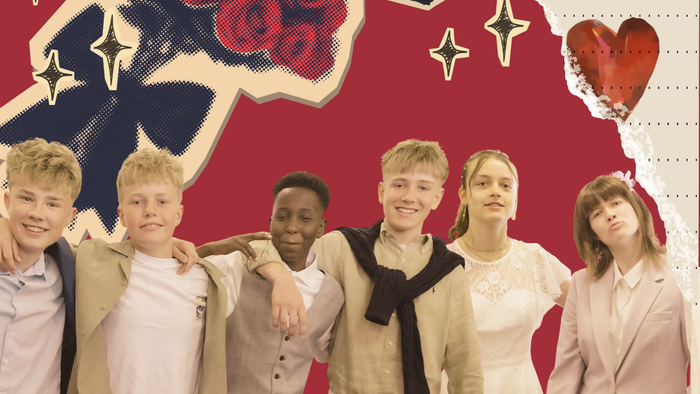 En glad gruppe på seks teenagere, der poser sammen foran en festlig, hjerteformet baggrund.
