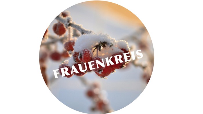 Ein frostiger Zweig mit roten Beeren in einem kreisförmigen Rahmen, beschriftet mit „FRAUENKREIS“ in fetten Buchstaben.